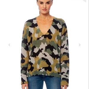 360 Cashmere camouflage pattern cashmere v-neck sweater, size XS
